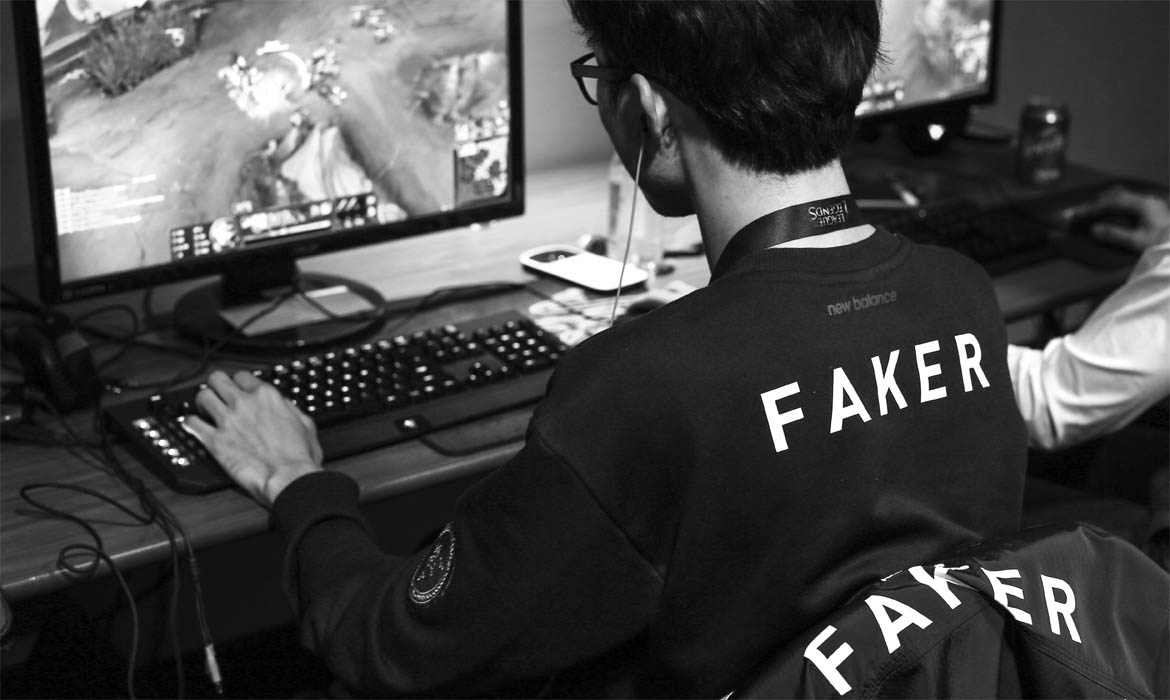 Work gaming. Faker клавиатура. Lol Faker Mouse. Accusor Gaming.